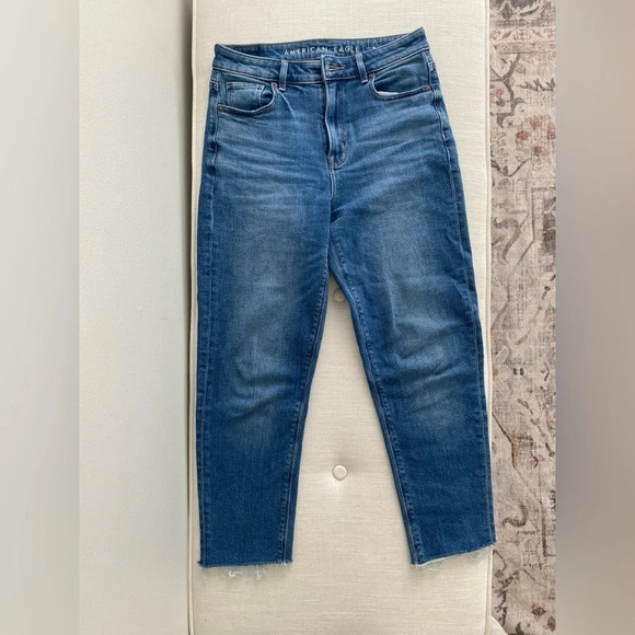 AMERICAN Eagle Short Stretch  Mom Jean Medium Blue with raw Hem Size 0 - Picture 4 of 14